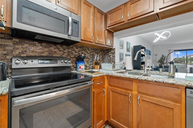 10005 S Winding Lake Rd 106, Sunrise, FL 33351