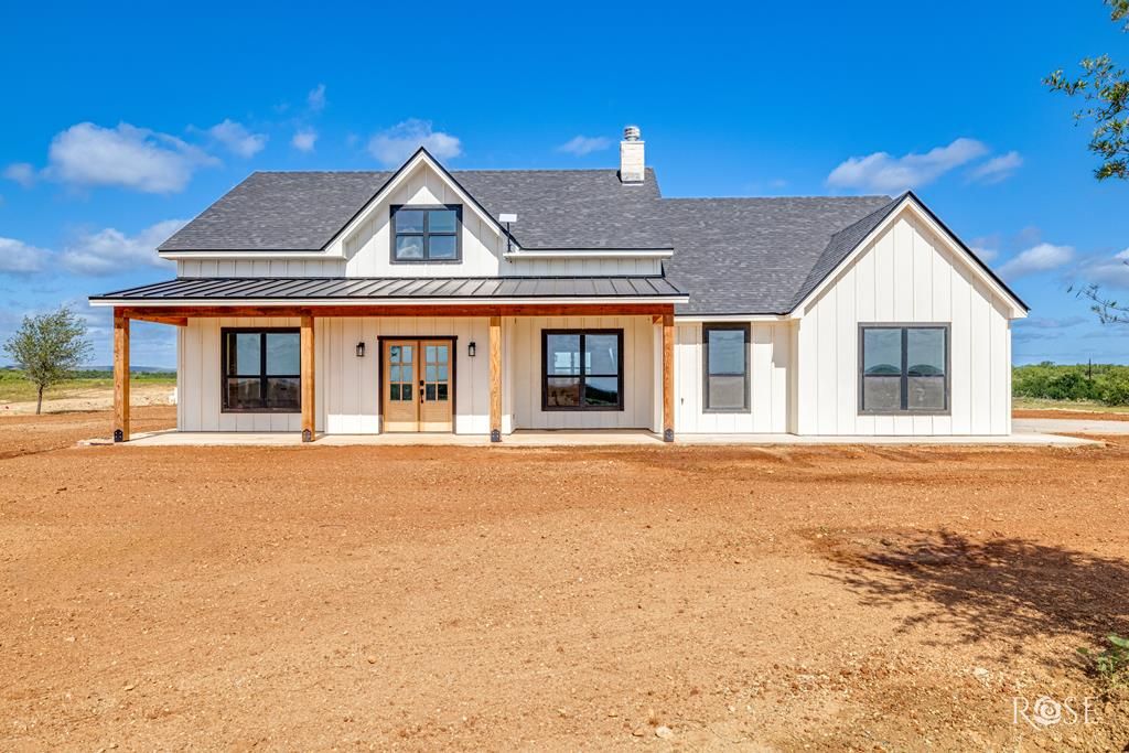 Image 1 of property listing at 9401 Collett Rd, Robert Lee, TX 76945