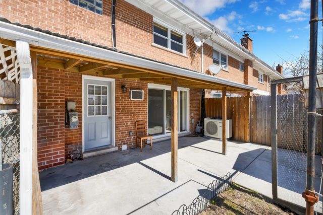 8852 Robin Drive E, Des Plaines, IL 60016