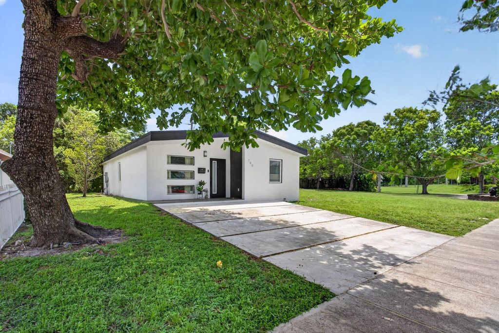 700 NW 17th Terrace, Pompano Beach, FL 33069