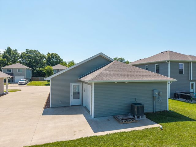 8025 N GLEN MEADOW DR, Columbia, MO 65202