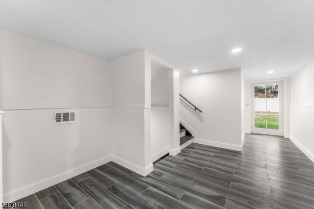 28 Charles St, Clifton City, NJ 07013