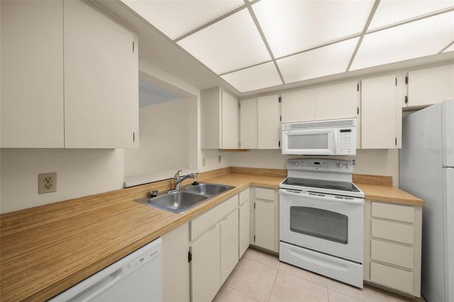 7860 PALM AIRE LANE 105, Sarasota, FL 34243