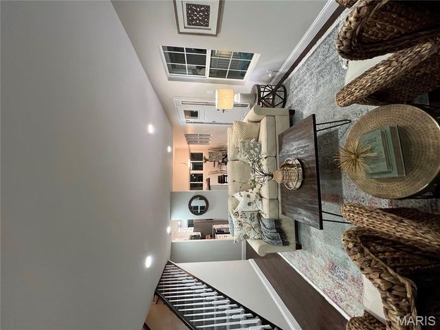 1048 Martha Lane, St Louis, MO 63119