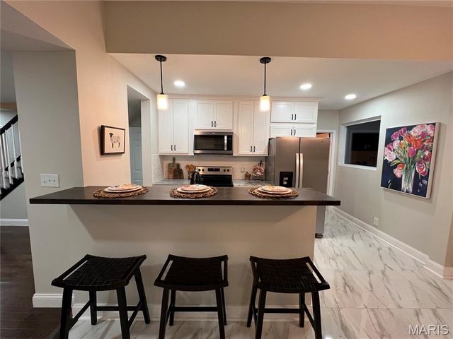 1048 Martha Lane, St Louis, MO 63119