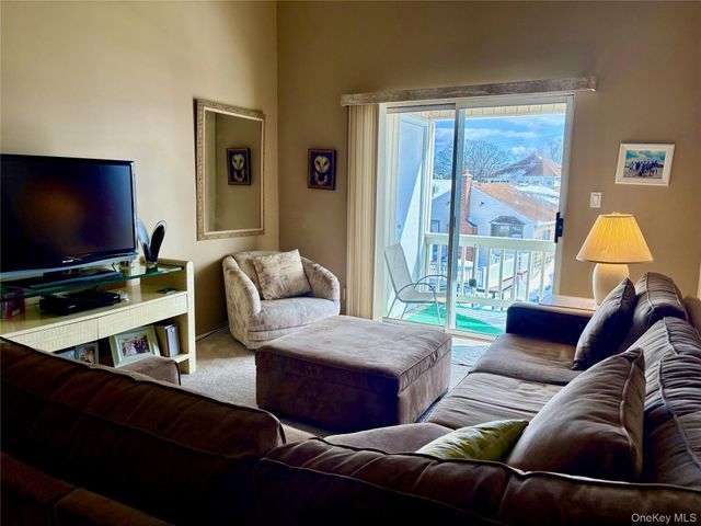 31 Anchor Street Y, Freeport, NY 11520