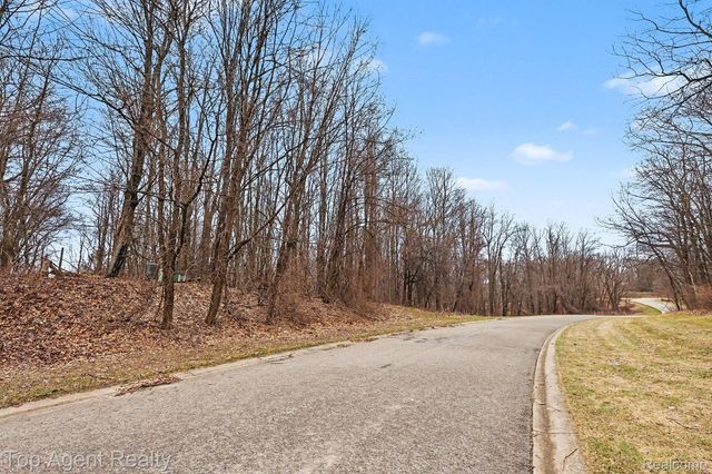 1511 Barrwood Trail, Oxford Charter Township, MI 48371