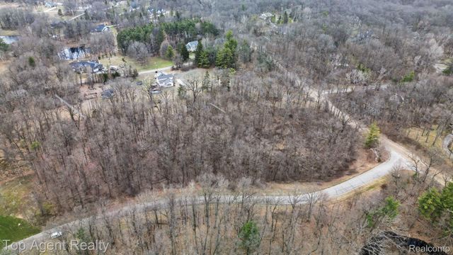 1511 Barrwood Trail, Oxford Charter Township, MI 48371