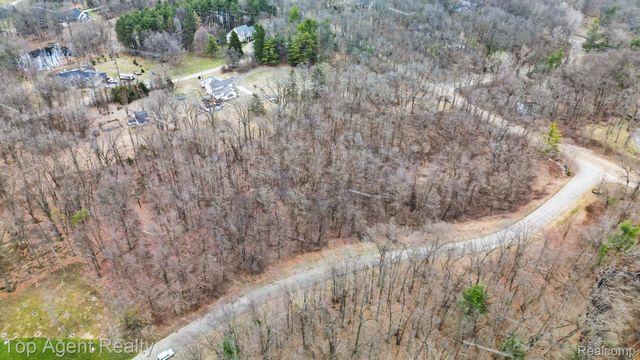 1511 Barrwood Trail, Oxford Charter Township, MI 48371