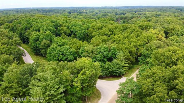 1511 Barrwood Trail, Oxford Charter Township, MI 48371