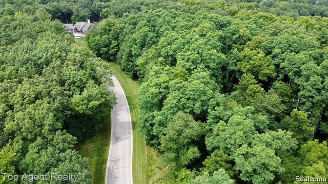 1511 Barrwood Trail, Oxford Charter Township, MI 48371