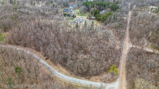 1511 Barrwood Trail, Oxford Charter Township, MI 48371