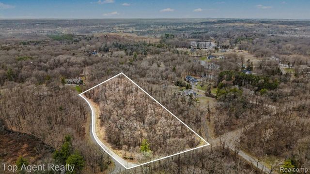 1511 Barrwood Trail, Oxford Charter Township, MI 48371