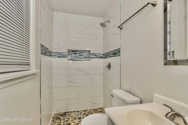 9104 Royal Oak Dr, Louisville, KY 40272