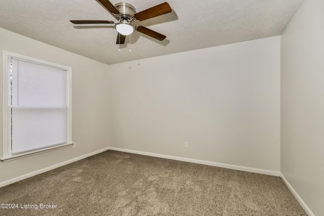 9104 Royal Oak Dr, Louisville, KY 40272