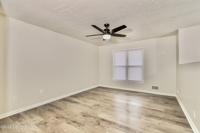 9104 Royal Oak Dr, Louisville, KY 40272