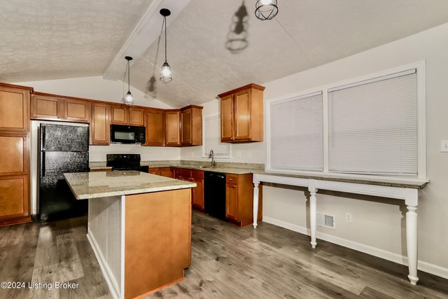 9104 Royal Oak Dr, Louisville, KY 40272