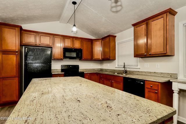 9104 Royal Oak Dr, Louisville, KY 40272