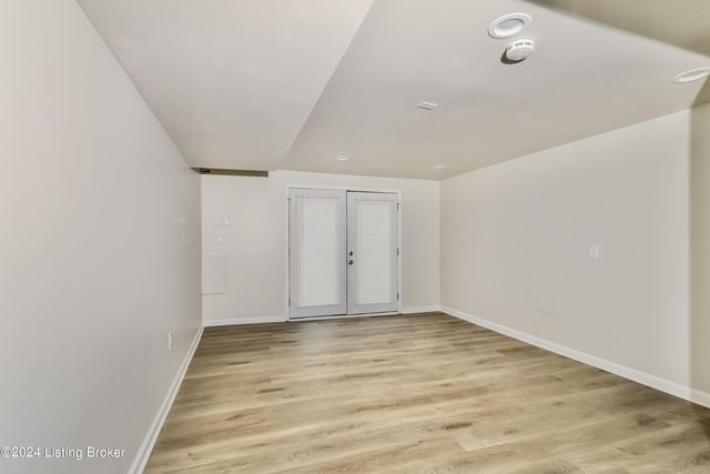 9104 Royal Oak Dr, Louisville, KY 40272