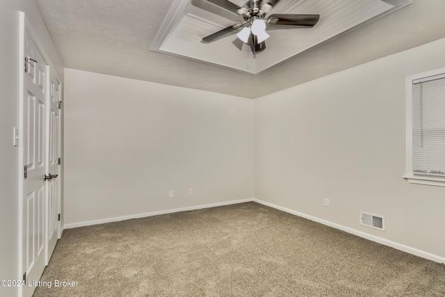 9104 Royal Oak Dr, Louisville, KY 40272