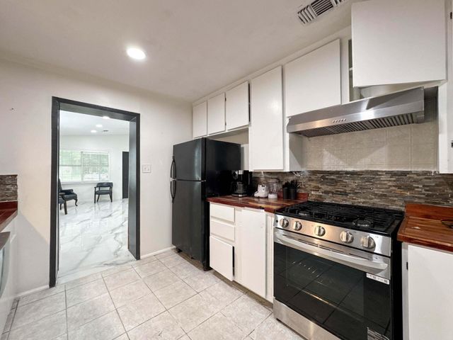 435 County Road 3310, Cleveland, TX 77327