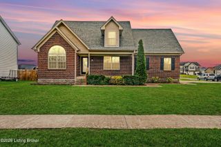 327 Red Crest Dr, Shepherdsville, KY 40165
