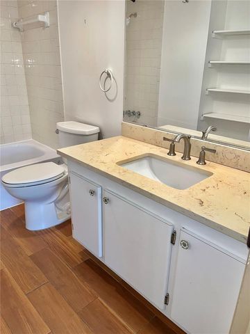 519 ALBEE FARM ROAD 303, Venice, FL 34285