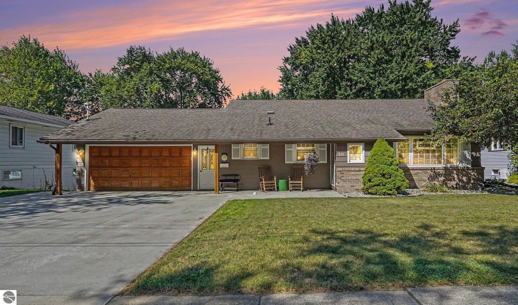 Image 1 of property listing at 201 Westview Drive, Alma, MI 48801