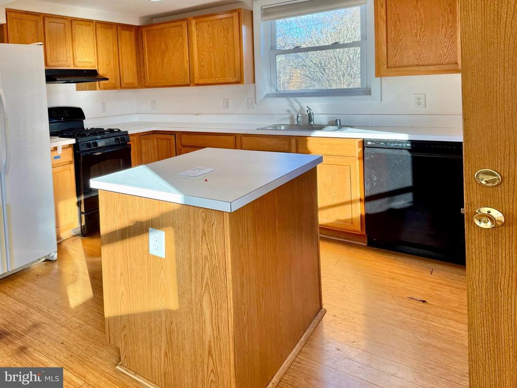 Image 5 of property listing at 130 BRENT RD, Arnold, MD 21012