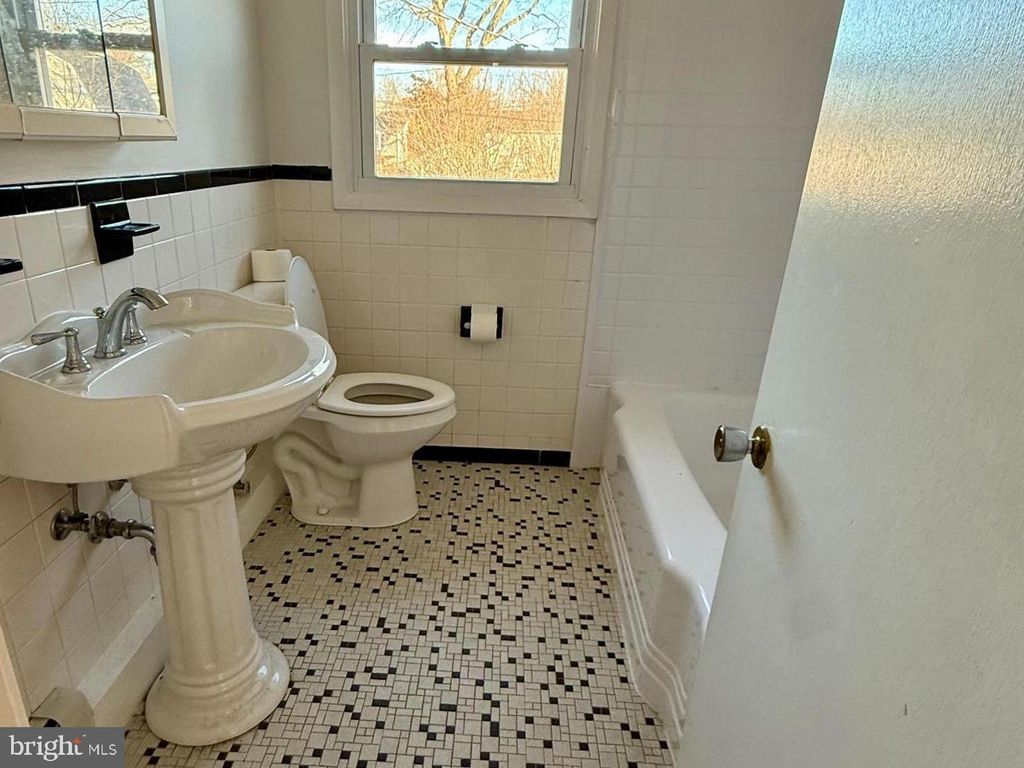 Image 7 of property listing at 130 BRENT RD, Arnold, MD 21012