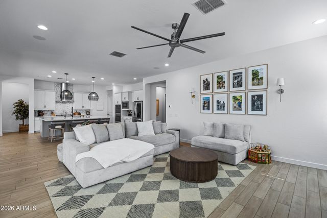 2560 E THORNTON Court, Gilbert, AZ 85297