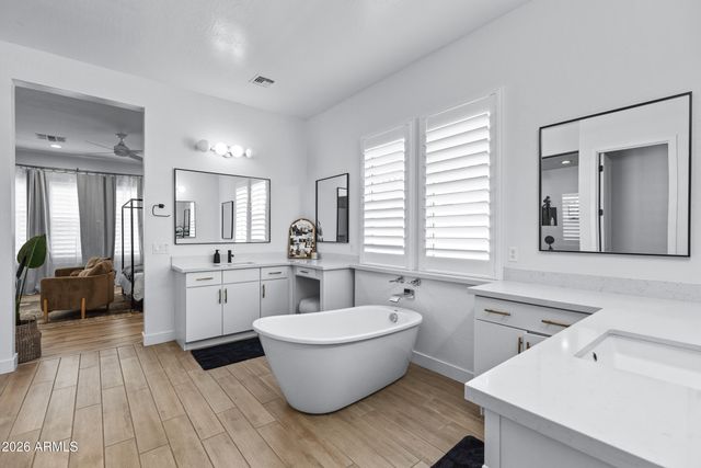 2560 E THORNTON Court, Gilbert, AZ 85297