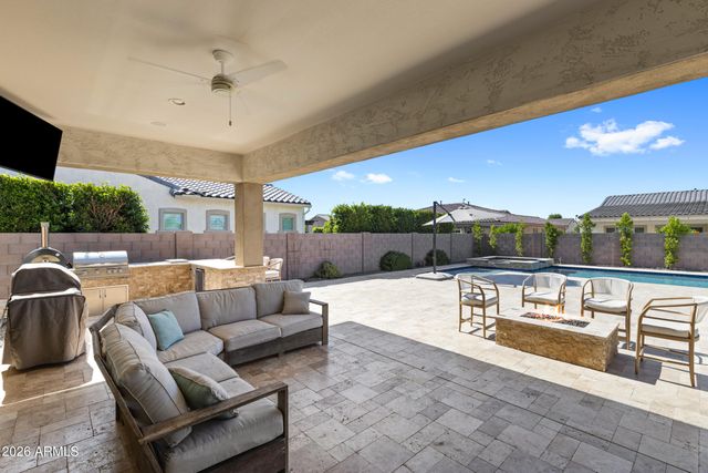 2560 E THORNTON Court, Gilbert, AZ 85297