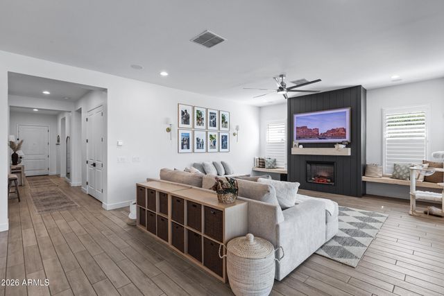 2560 E THORNTON Court, Gilbert, AZ 85297