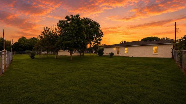 1510 Avenue K, Danbury, TX 77534