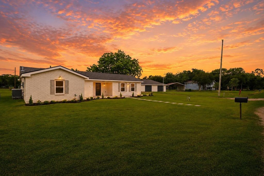 1510 Avenue K, Danbury, TX 77534