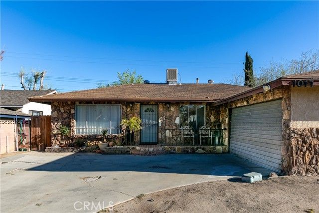 1017 W Avenue H8, Lancaster, CA 93534