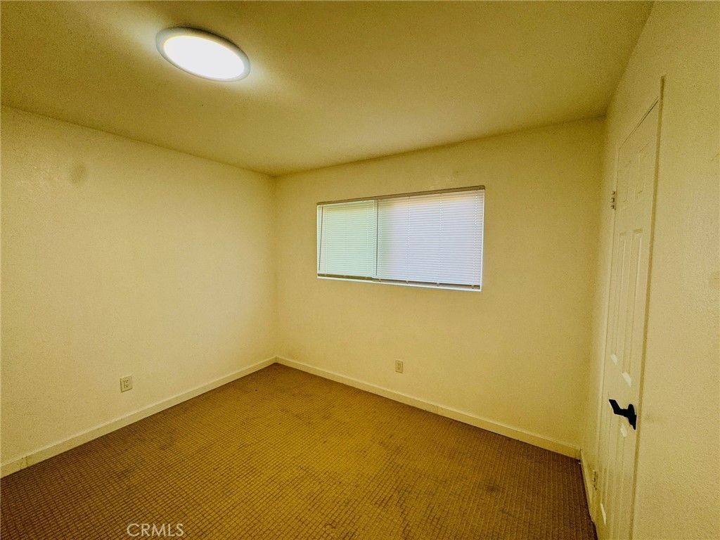 Image 12 of property listing at 1031 Elizabeth Court, Bakersfield, CA 93308