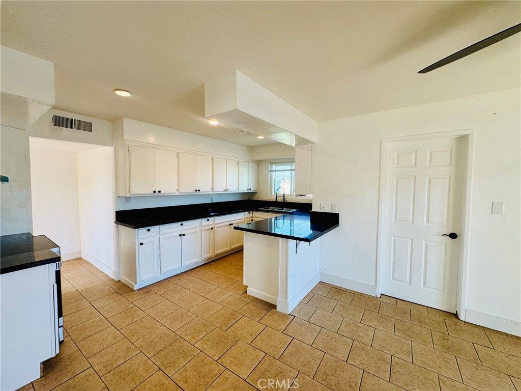 Image 5 of property listing at 1031 Elizabeth Court, Bakersfield, CA 93308