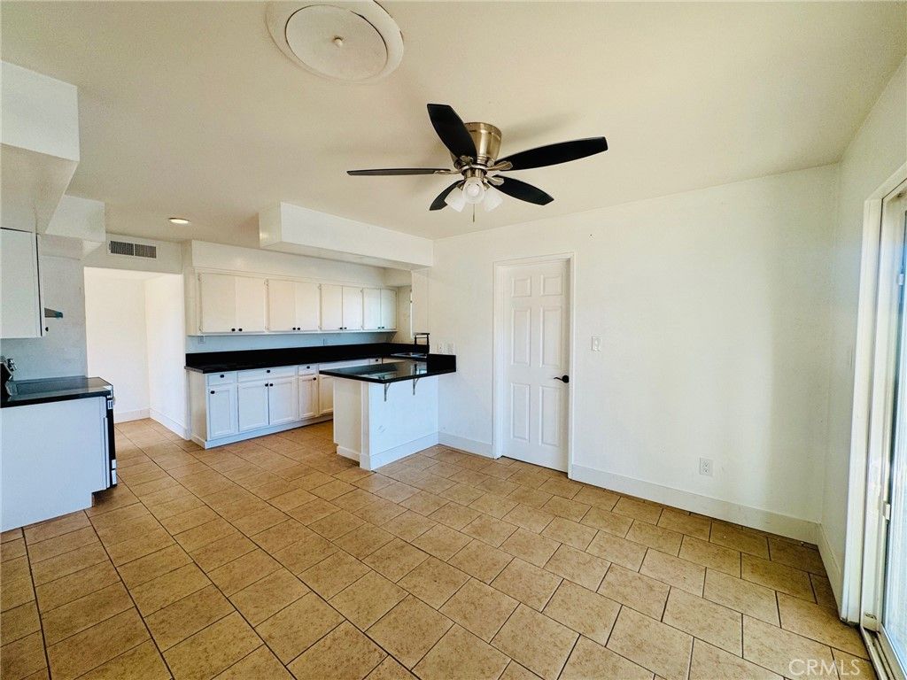 Image 7 of property listing at 1031 Elizabeth Court, Bakersfield, CA 93308