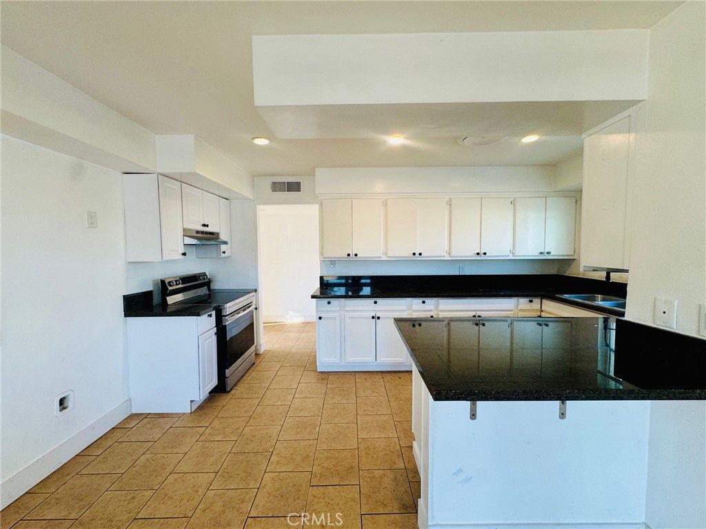 Image 8 of property listing at 1031 Elizabeth Court, Bakersfield, CA 93308