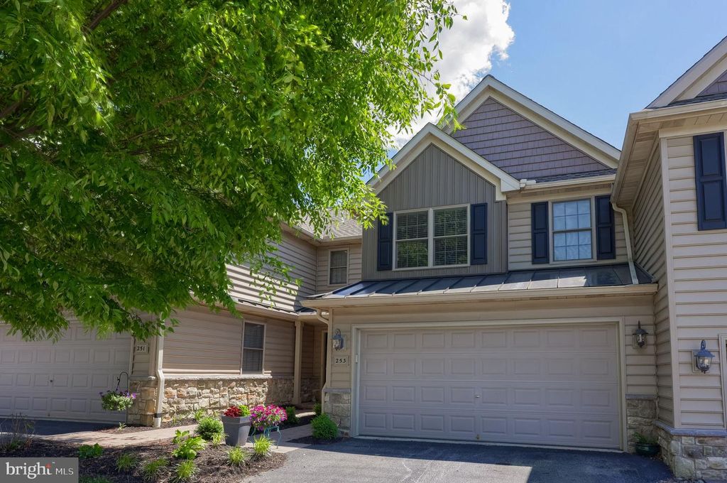 253 FIELDCREST LN, Ephrata, PA 17522