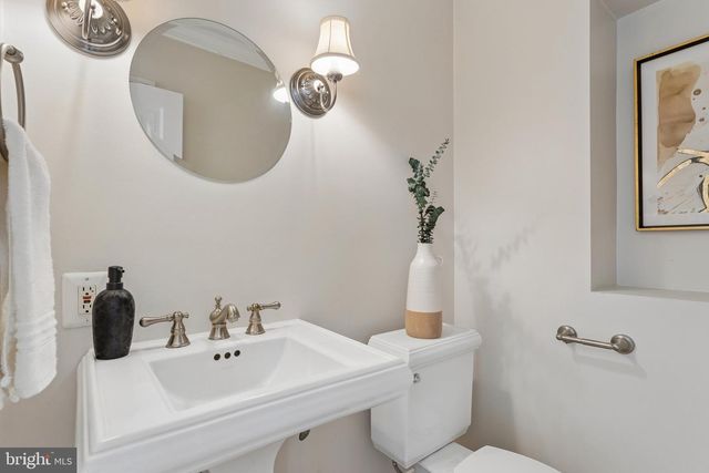 1109 N ILLINOIS ST, Arlington, VA 22205