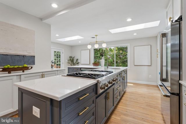 1109 N ILLINOIS ST, Arlington, VA 22205