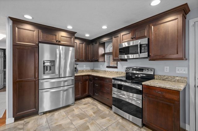 14 Malvern Ave, Tyngsborough, MA 01879