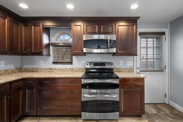 14 Malvern Ave, Tyngsborough, MA 01879