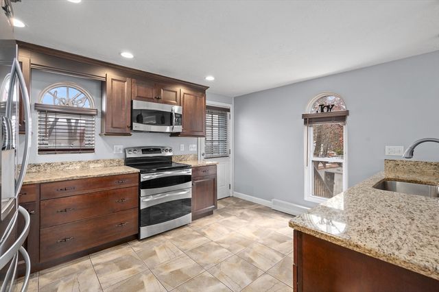 14 Malvern Ave, Tyngsborough, MA 01879
