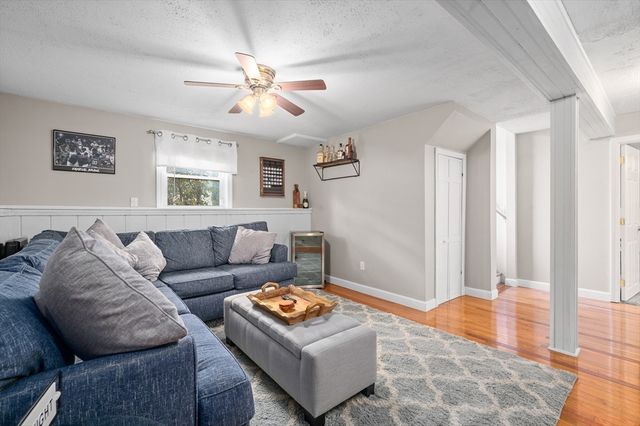 14 Malvern Ave, Tyngsborough, MA 01879
