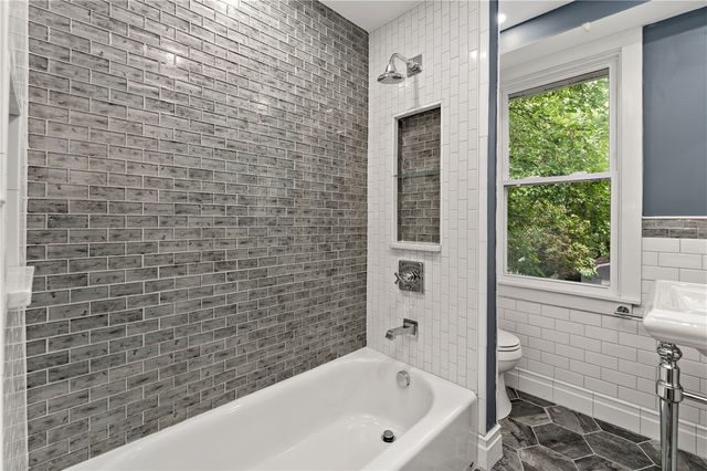 7717 Tuscarora St, Point Breeze, PA 15221