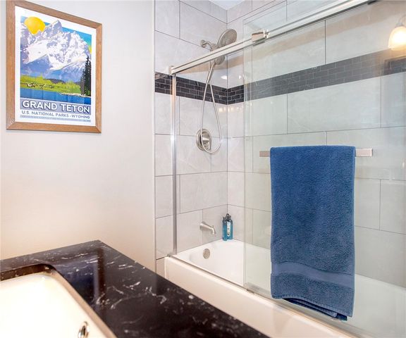 426 Round Mountain Lane, London, AR 72847